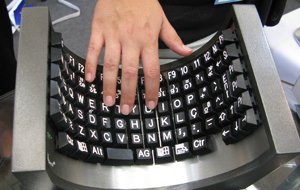 teclado desenvolvido para quem tem movimento em apenas uma das mãos foi exibido na feira