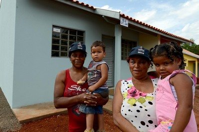 18 famílias de Apucarana recebem chaves das casas da Cohapar