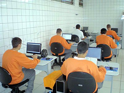 Na foto,detentos da Penitenciária Estadual de Maringá produzem material didático para pessoas com deficiência visual.Foto:SEJU