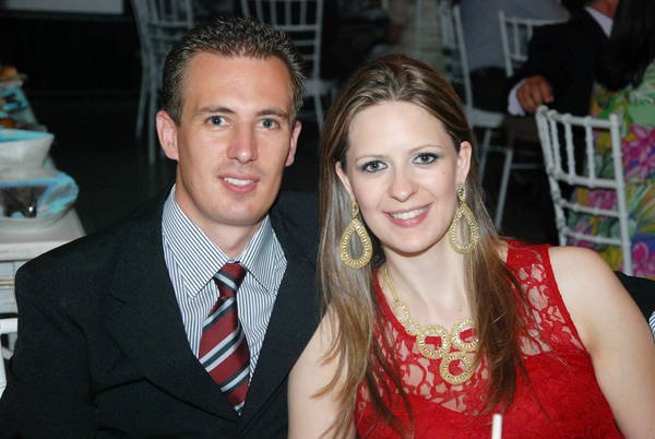 O simpático casal Eder e Adriana Bovo, registrado emconcorrido jantar na Associação dos Engenheiros (Fernando Vieira)