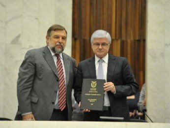 Rossoni foi reconduzido ao cargo de presidente (Foto: Sandro Nascimento/Alep/Divulgação)