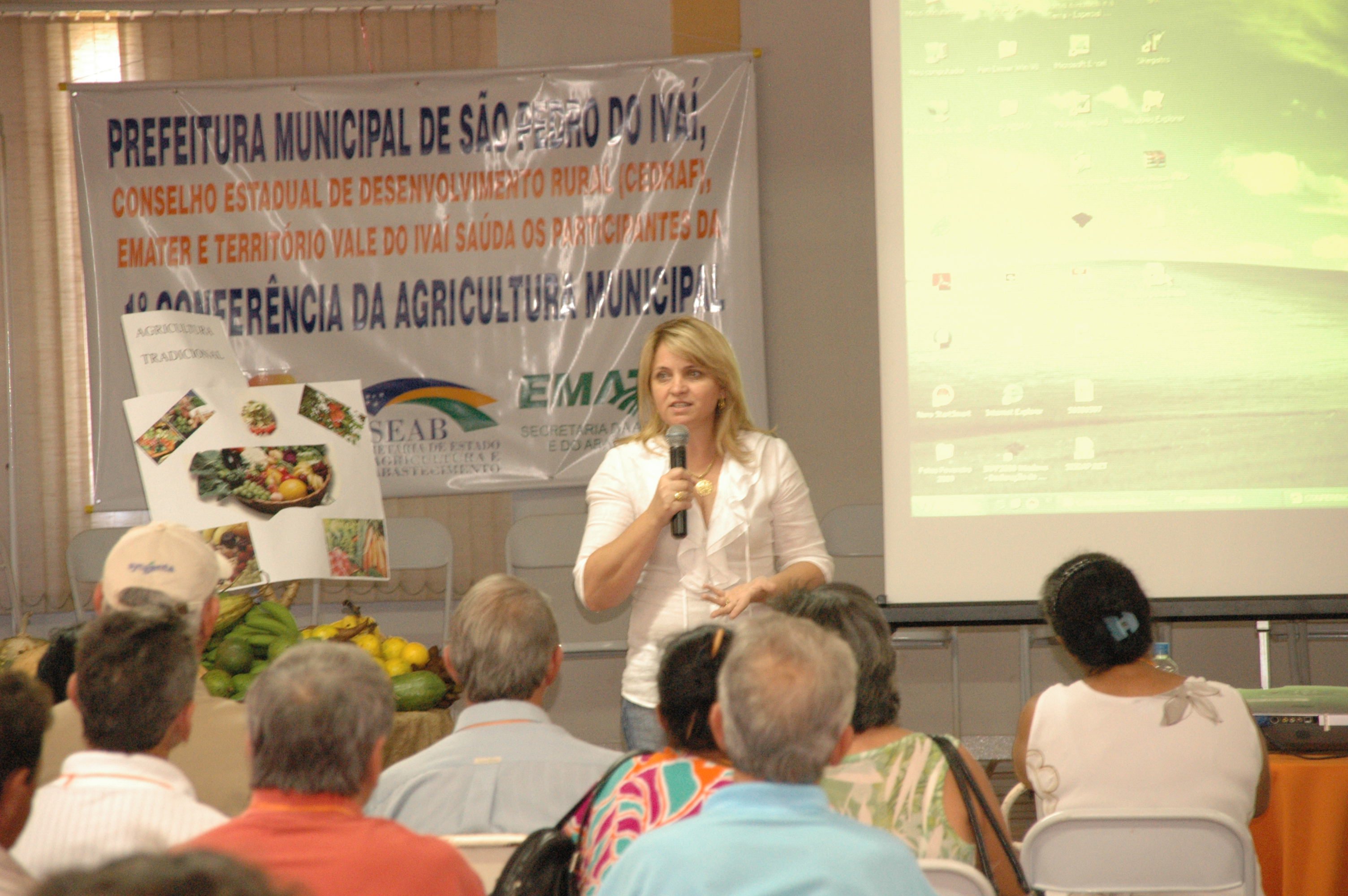 A prefeita Regina discursa, durante a Conferência da Agricultura, na sede social da Cocari
