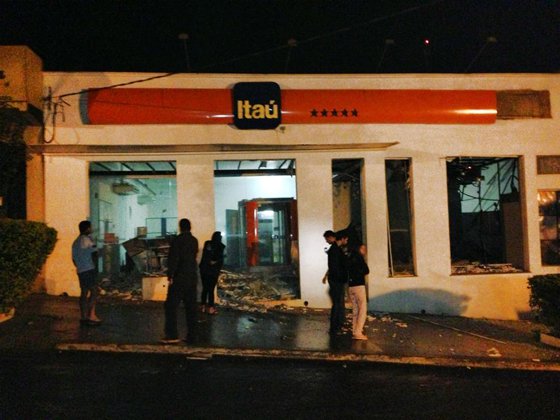 Três caixas eletrônicos do banco Itaú do município de Iretama foram destruidos