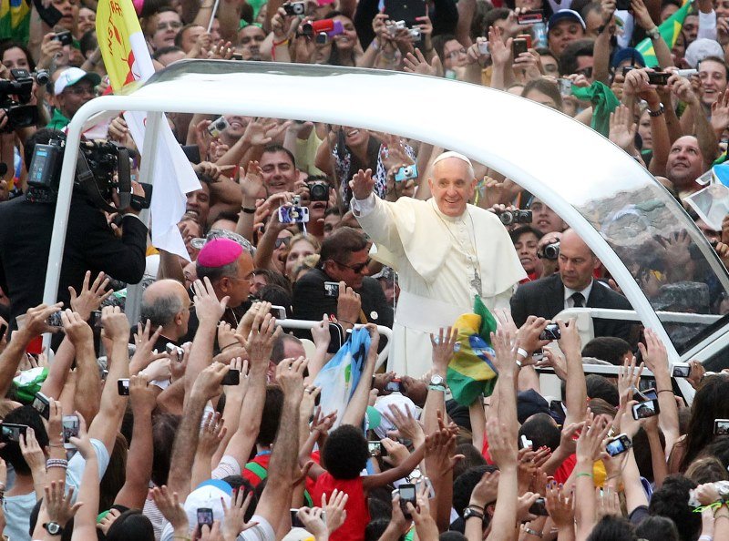 Milahres de fiéis recepcionaram o papa em sua chegada ao Rio