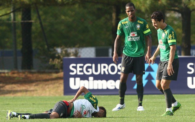 Neymar se contorce no gramado, observado por Dedé e Hernanes (Foto: Bruno Domingos / MOWA PRESS)