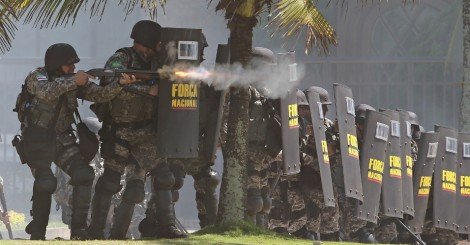 Policiais impedem começo de protesto na Rua Apucarana