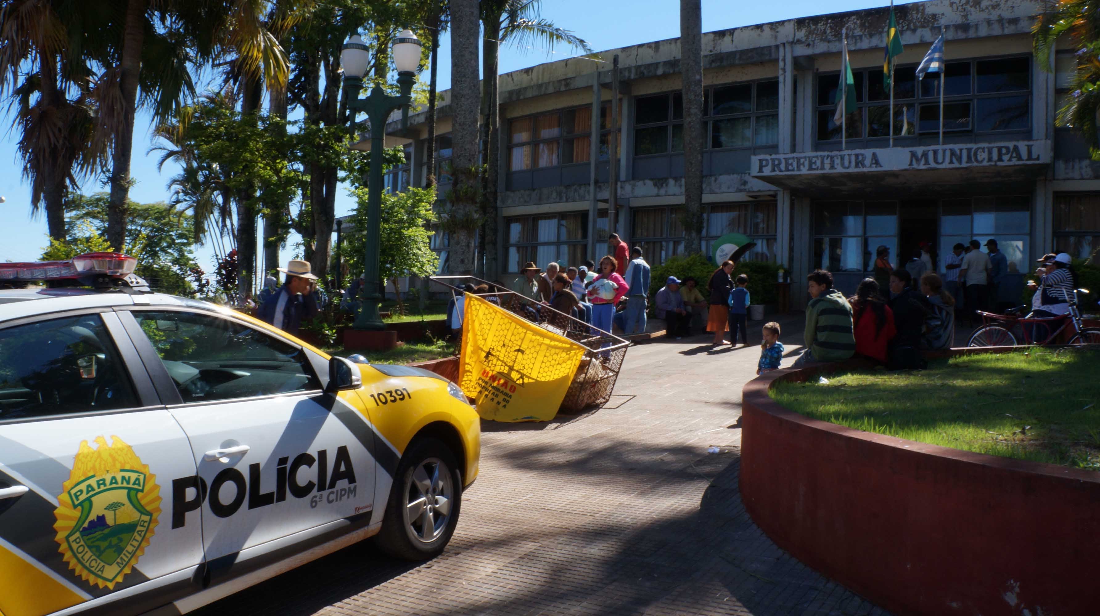 Um grupo de 80 pessoas, membros do movimento sem-teto, fechou hoje a prefeitura de Jardim Alegre (Foto: Ivan Maldonado)