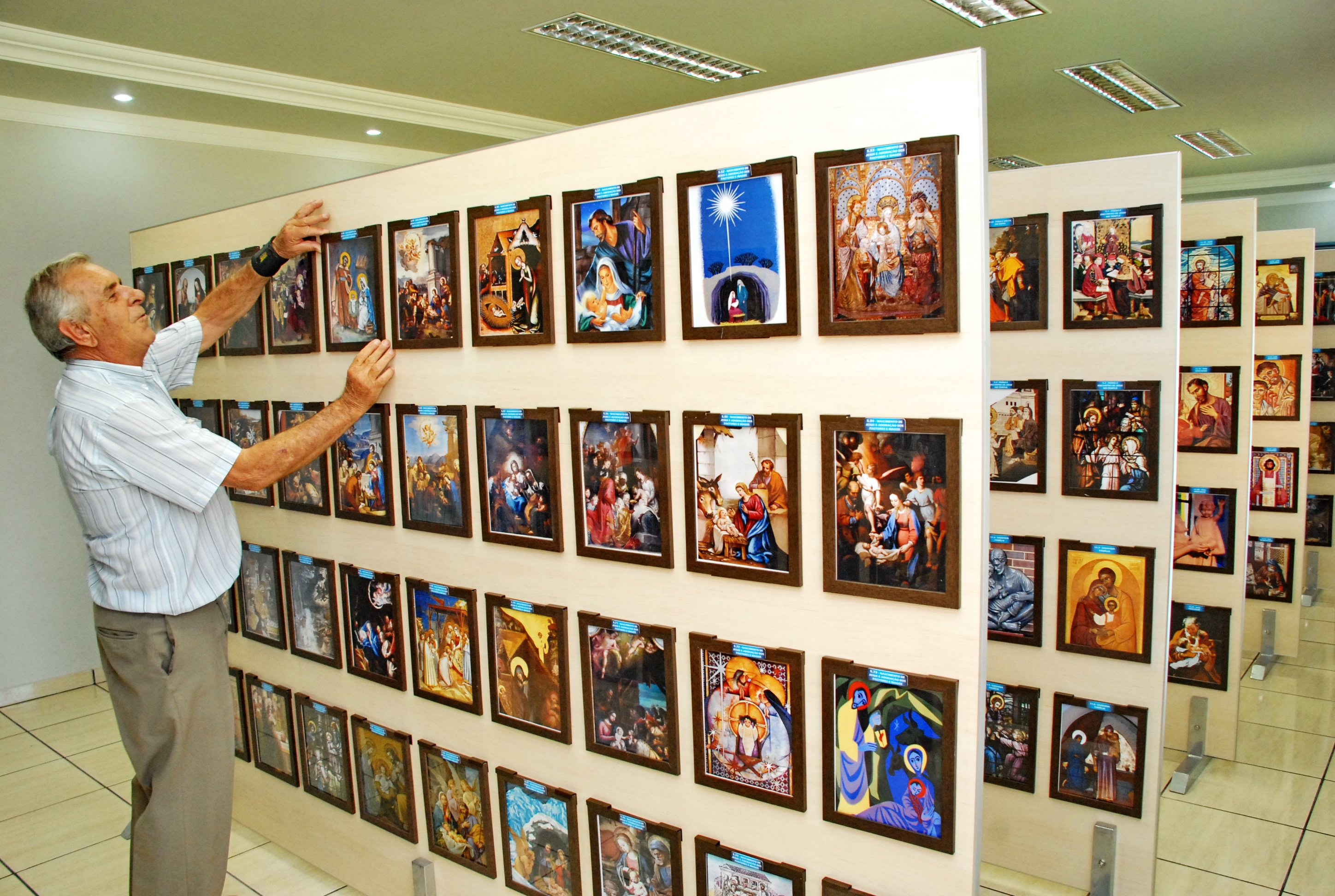 Obras estão expostas na Paróquia São José, em Apucarana| Foto: Sergio Rodrigo/Tribuna do Norte