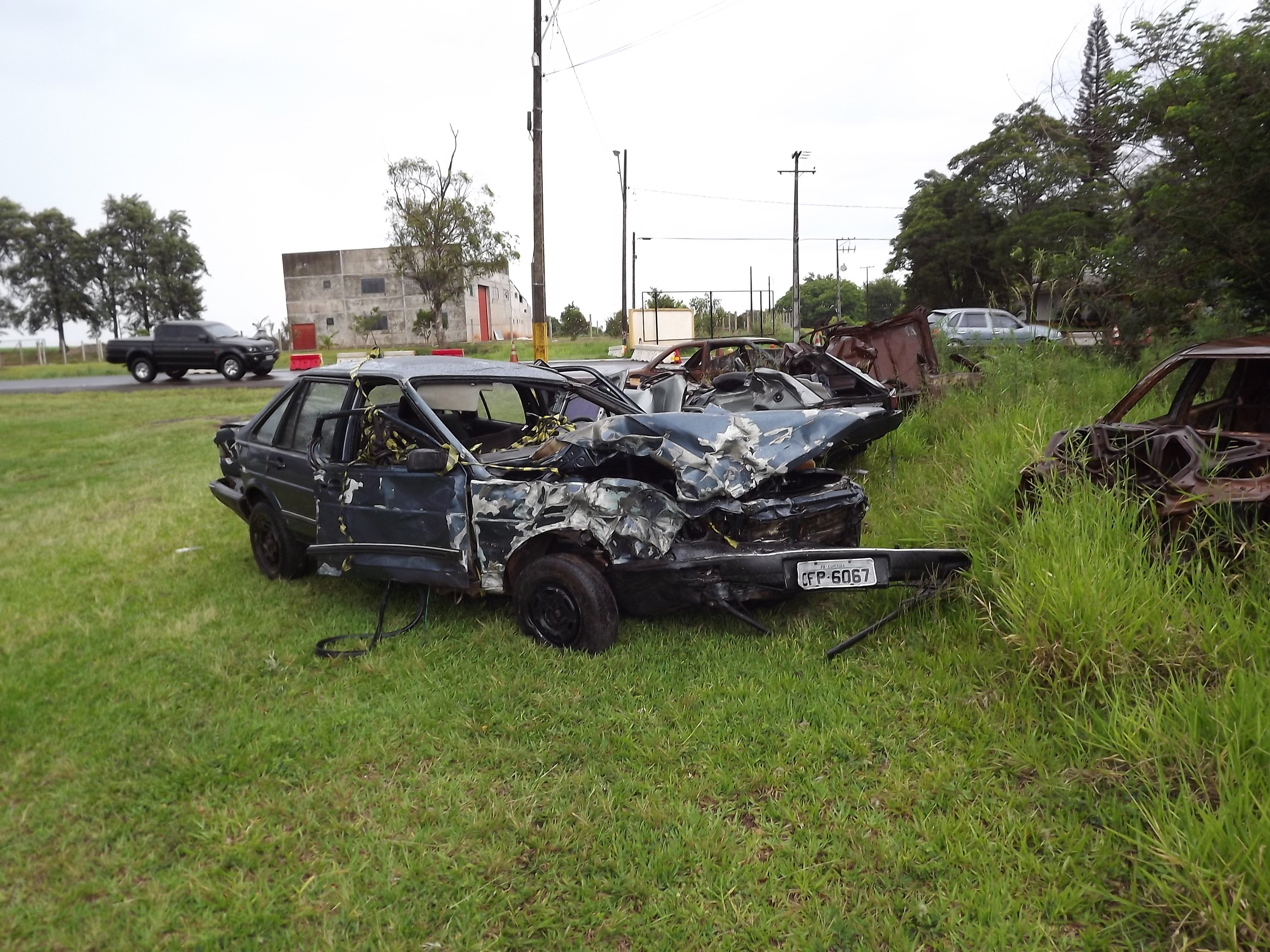 O VW Santana ocupado por dois jovens de Califórnia também teve danos de grande monta (Foto; Luiz Demétrio)