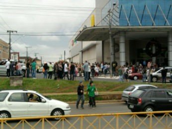 Polícia chegou por volta das 16h30 para conter a aglomeração em frente ao Shopping Palladium, em Ponta Grossa (Foto: Adriano Ramos/RPC TV)