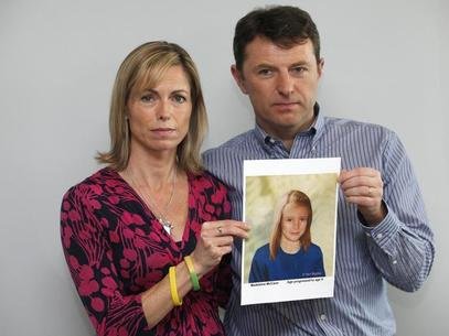 Os pais da menina, Kate e Gerry McCann, posam com a foto de Madeleine em 2 de maio de 2012 Foto: Reuters