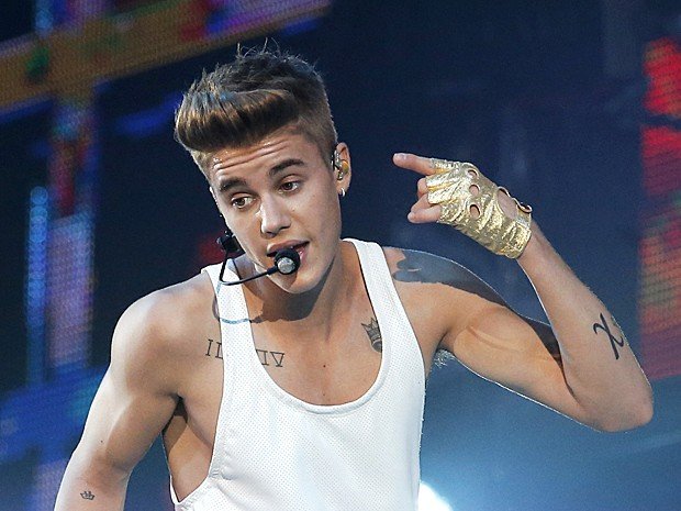 Bieber é indiciado por vandalismo após jogar ovos em vizinho