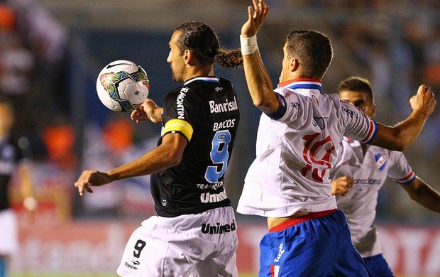 Barcos divide com jogador do Nacional (Foto: Lucas Uebel/Divulgação, Grêmio)