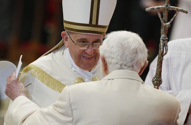 Papa Francisco cumprimenta o Papa emérito Bento XVI durante o consistório deste sábado (22) no Vaticano (Foto: Max Rossi/Reuters)
