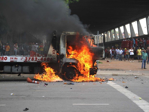 Caminhão é incendiado durante protesto. (Foto: Edno Luan/ Futura Press/ Futura Press/Estadão Conteúdo)