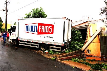 Caminhão desgovernado invade duas residências em Apucarana (Foto: Sérgio Tibi)