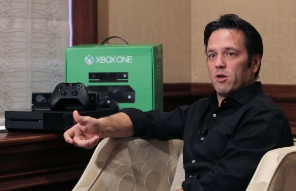 "Existem muitas coisas que eu adoro no Kinect, mas nós sabemos que algumas pessoas preferem jogar apenas com o controle nas mãos", diz Phil Spencer, diretor do Xbox, no vídeo de divulgação da notícia.