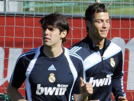 Segunda contratação mais cara do Real Madrid na temporada, atrás apenas de Cristiano Ronaldo (dir), Kaká reconhece que ainda não rendeu o esperado