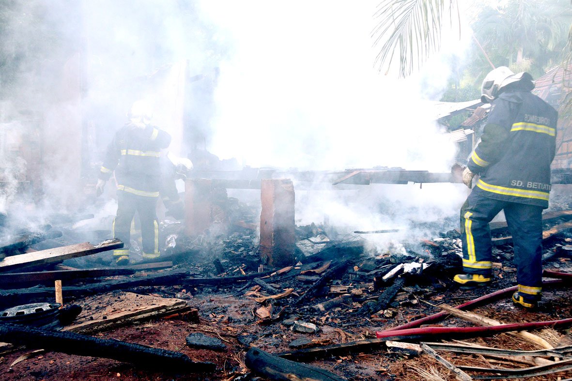 Incêndio danifica residência em bairro de Apucarana - Foto: TNONLINE