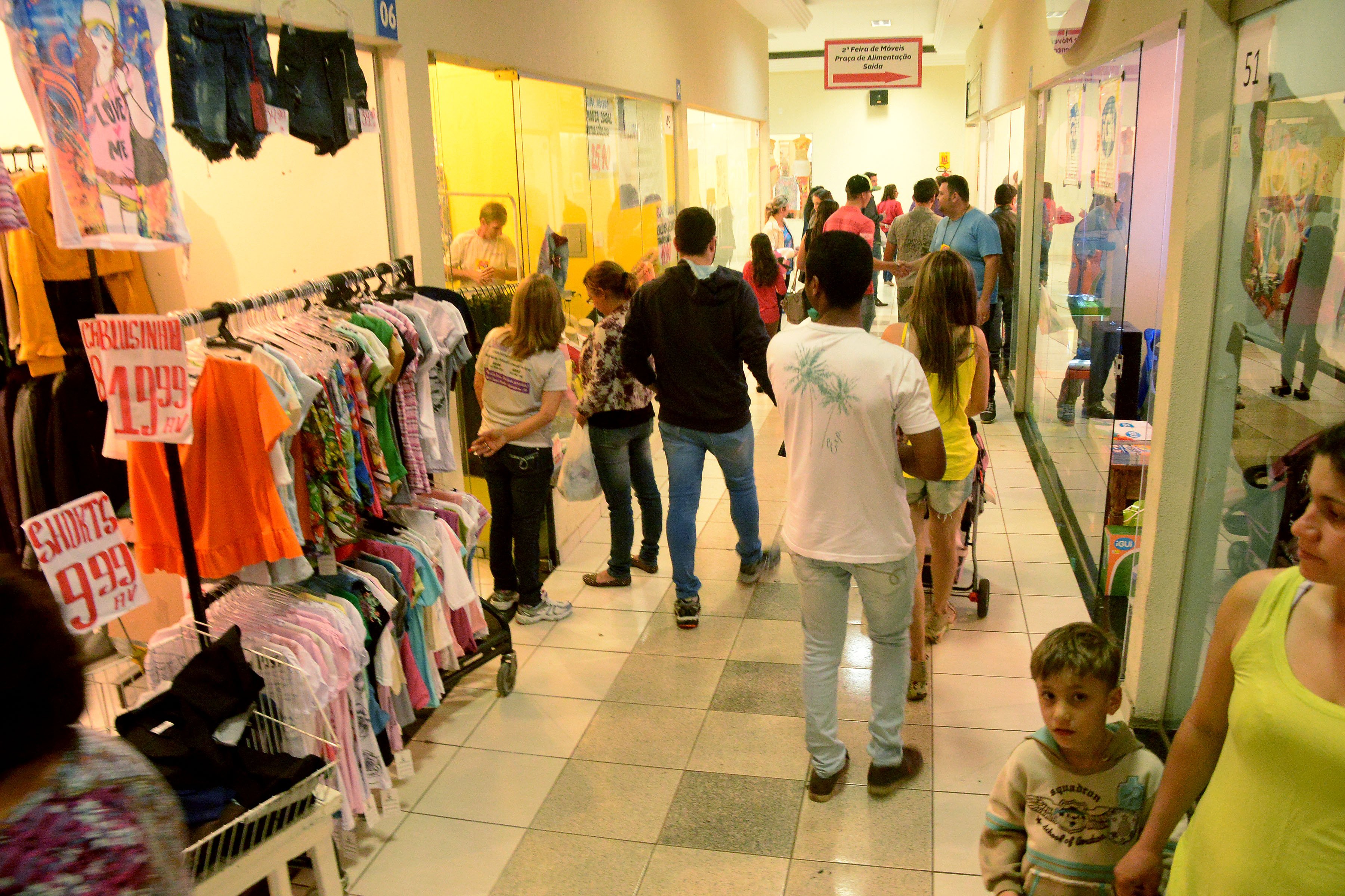Ontem, logo após a abertura oficial da Festoque, um grande número de consumidores já fazia suas compras no local