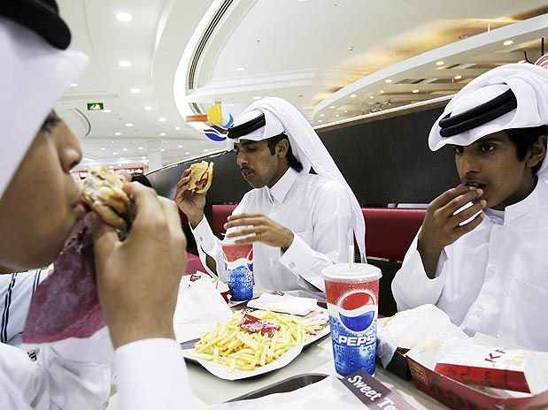 Fast food está entre os hábitos poucos saudáveis no Qatar, que tem elevados índices de obesidade