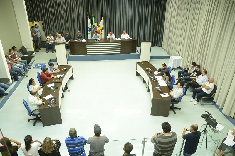 Impasse ‘trava’ discussão sobre nº de vagas na Câmara de Apucarana - Foto: TNONLINE