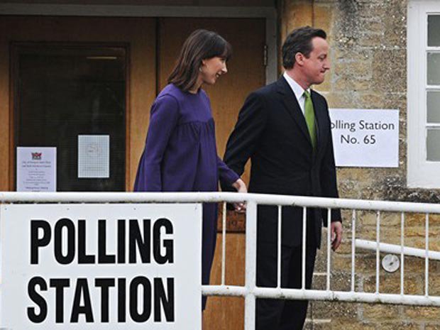 David Cameron, líder da oposição conservadora, deixa local de votação ao lado da mulher, Samantha, em Spelsbury, Oxfordshire