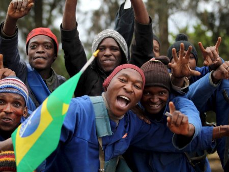 Trabalhadores de Johannesburgo, orgulhosos, seguram a bandeira do Brasil. A seleção brasileira foi adotada como segundo time na África do Sul