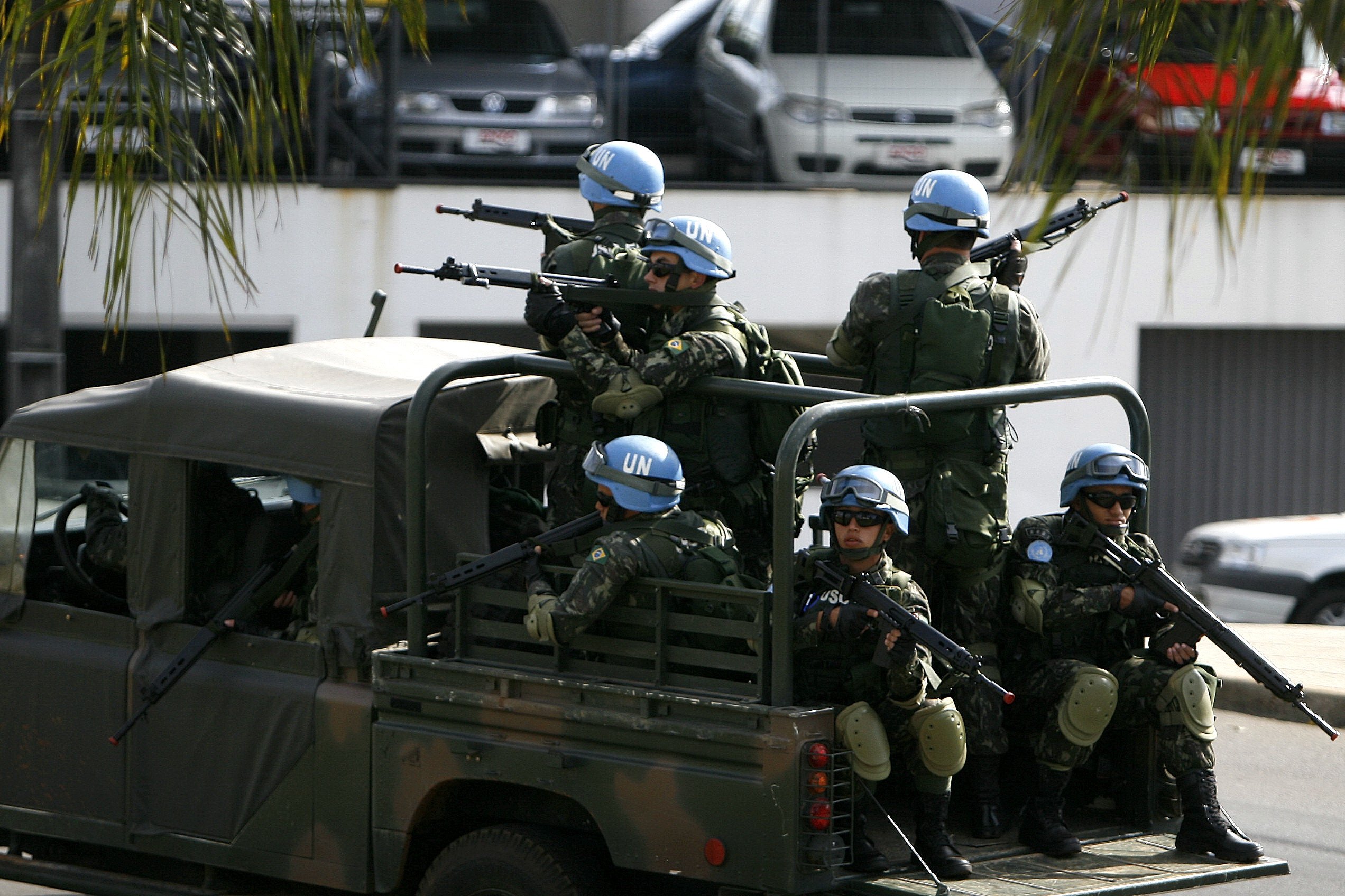 Militares fazem treinos táticos nas ruas de Ponta Grossa: reproduzir cenário urbano