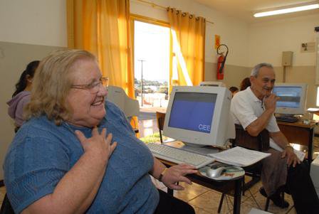Aposentada Aparecida de Moraes Gardine, 67 anos, e o marido, Eduardo Marinho, 72, fazem curso de informática