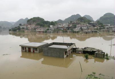 Enchentes deixam edifícios submersos na província de Guizhou