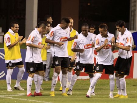 Jogadores do Santos comemoram com dancinha um dos gols do time.