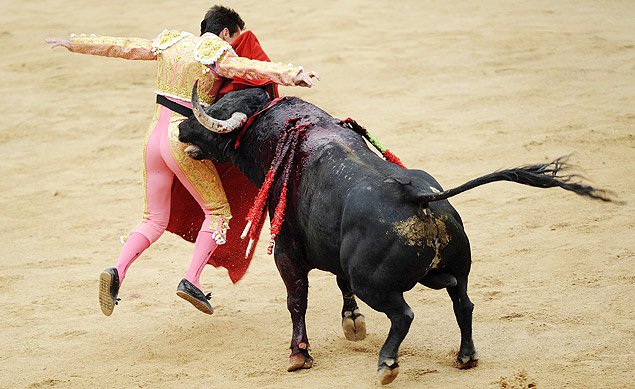 Toureiro Francisco Marco é ferido na arena; ao menos sete se ferem durante Festa de San Fermín, em Pamplona