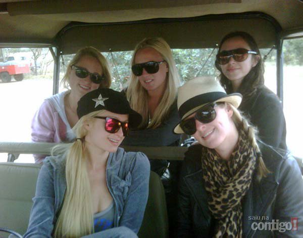 Paris Hilton aproveita um safári na África do Sul com algumas amigas