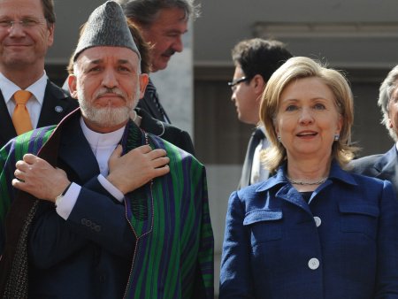O presidente do Afeganistão, Hamid Karzai, e a secretária de Estado dos EUA, Hillary Clinton, posam para foto durante conferência em Cabul, capital afegã