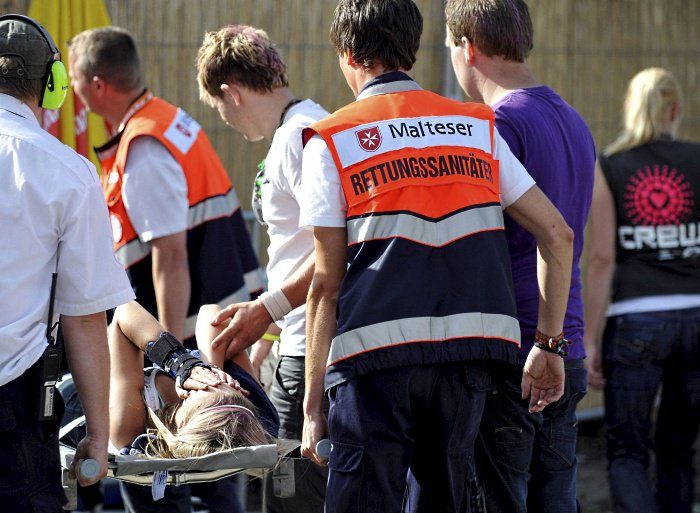 Equipes socorrem pessoa ferida dutante corre-corre que matou 18 em parada gay na Alemanha
