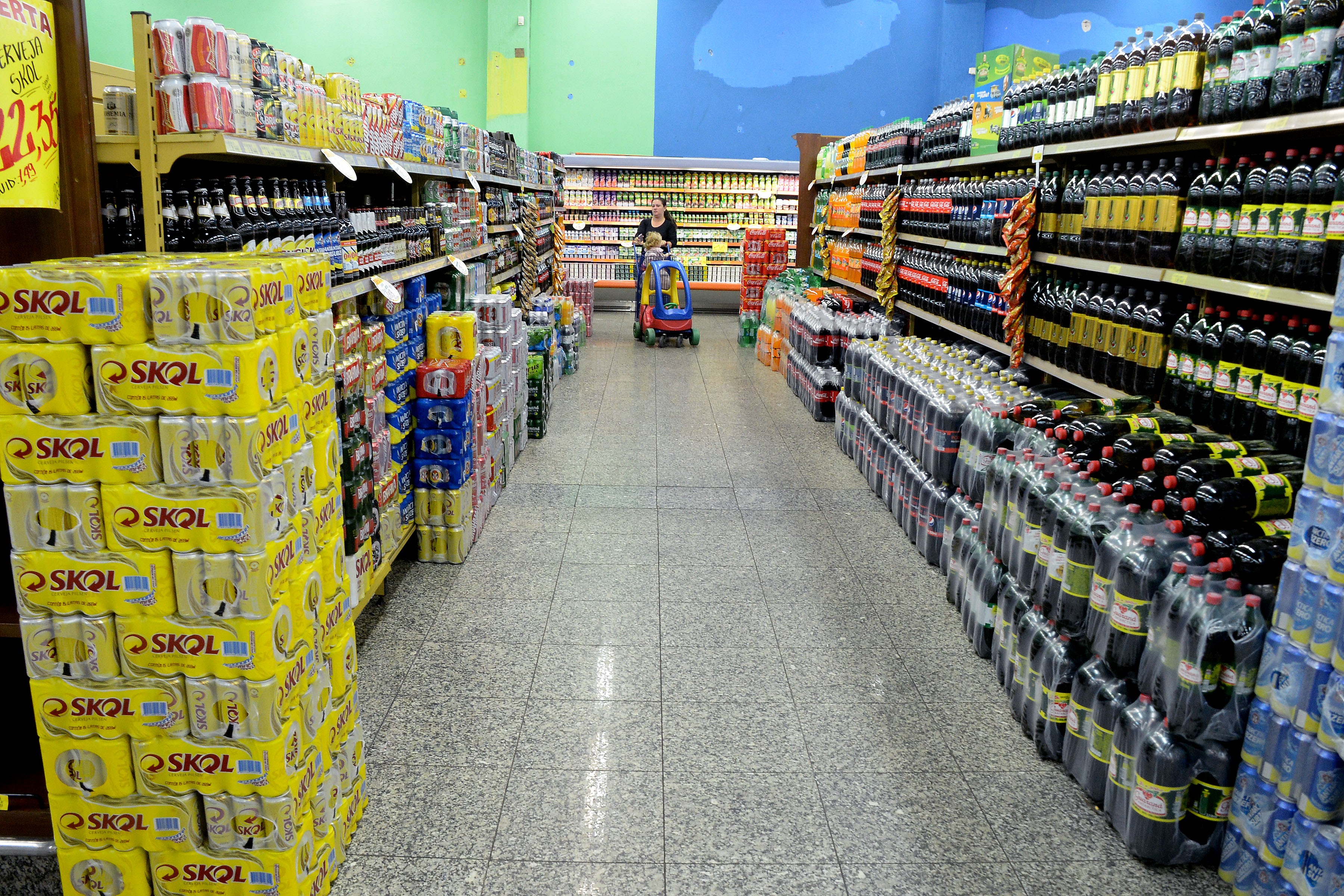 Governo aumenta carga tributária de cervejas e refrigerantes em 0,25%