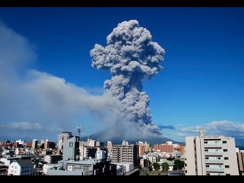 vulcão começou a expelir fumaça, rochas incandescentes e cinzas na madrugada de sábado (27) - Foto: article.wn.com
