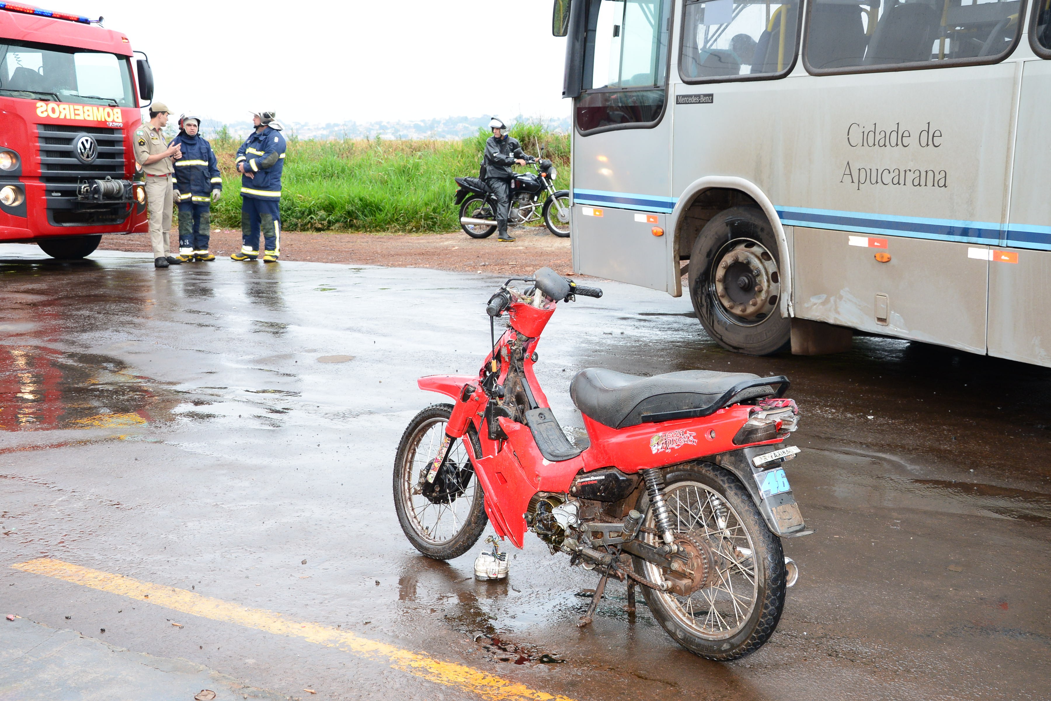Moto e um ônibus se envolvem em acidente no Jardim Menegazzo - Foto: Delair Gacia
