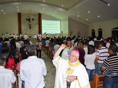 Bispo Dom Celso Antônio Marchiori abençoa templo - Foto: paranacentro.com.br