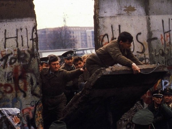 Alemães se renderam a memórias da revolução pacífica na Alemanha Oriental que derrubou o Muro de Berlim em 9 de novembro de 1989 - Foto: obviousmag.org