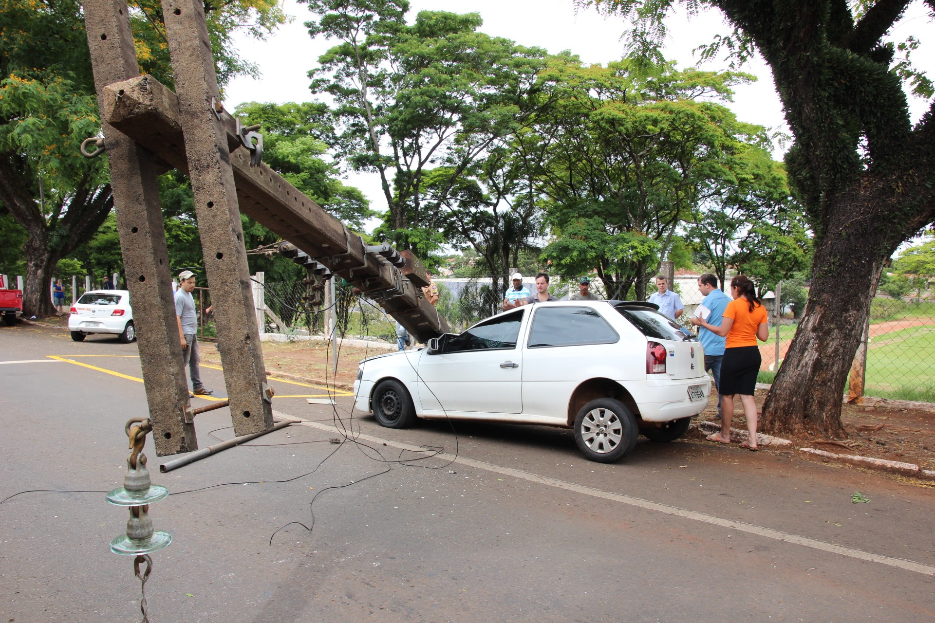 Poste caiu sobre VW Gol que estava estacionado - Foto: Dirceu Lopes