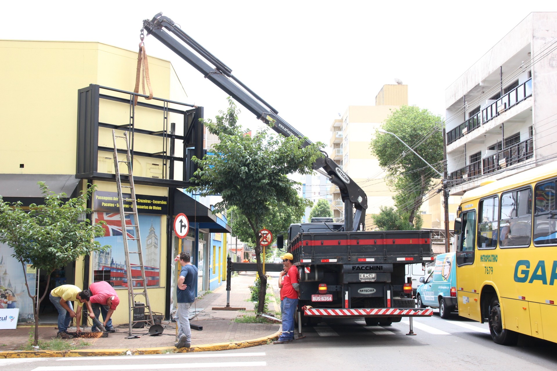 Apucarana: Instalação de painel publicitário exige atenção redobrada de motoristas - Foto: Dirceu Lopes