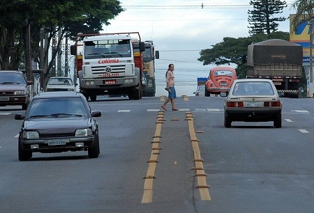 A Avenida Minas Gerais é uma das vias públicas onde ocorrem mais acidentes de trânsito em Apucarana - Foto: Delair Garcia
