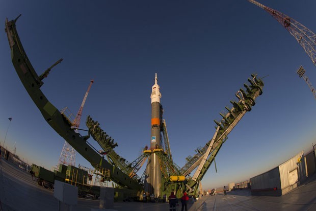 Foguete Soyuz sendo preparado na última sexta-feira (21) para o lançamento deste domingo (23) (Foto: Divulgação/ESA-S)