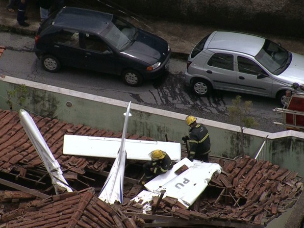 Piloto e aluno foram retirados com vida, após acidente em BH. (Foto: Reprodução/TV Globo)
