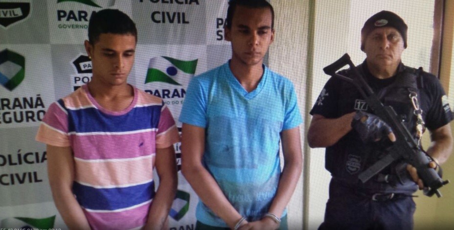 Wiliam Santos Souza Valêncio, de 18 anos (camiseta rosa) e Carlos Alberto Ravanelli da Silva, 23, de camiseta azul -  Foto: Contribuição Whatsapp