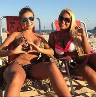 Andressa Urach e Mulher Filé durante ida a praia (Foto: Instagram / Reprodução)