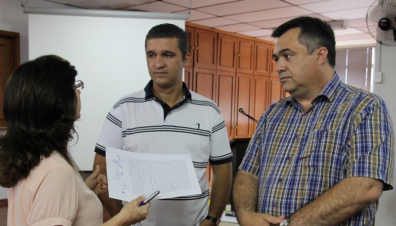 Beto Preto, na foto ao lado do prefeito de Faxinal, Adílson Silva Lino: reeleito para presidir o Cisvir por mais dois anos - Foto - Dirceu Lopes