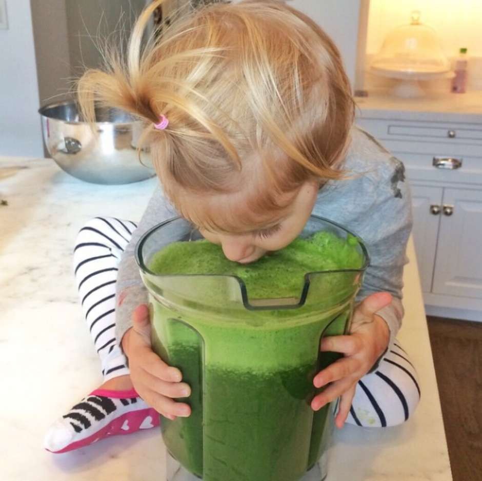 Gisele clicou a filha ansiosa por um pouco de suco! Foto: @giseleofficial / Instagram / Reprodução